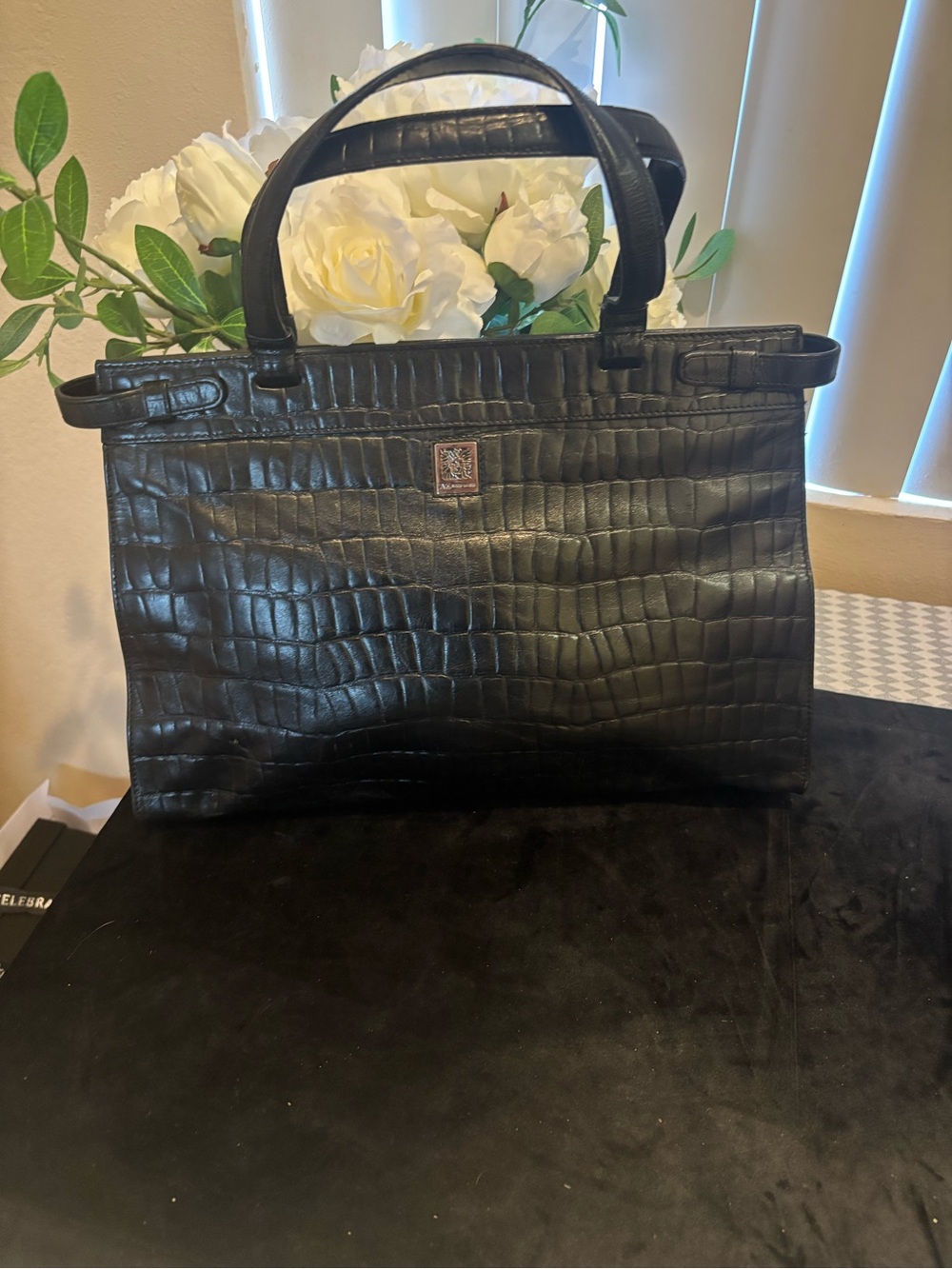 Women’s Black Croc-Texture Leather Brief Tote - Classic Carry
